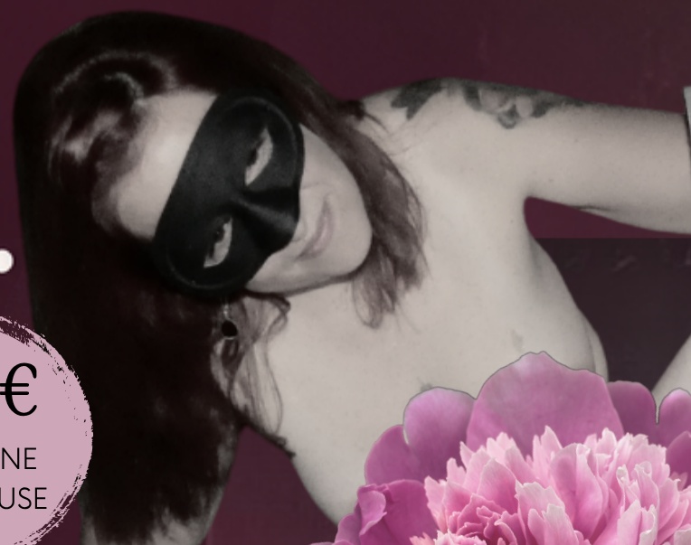 Portrait de femme en noir et blanc, masque et fleurs roses